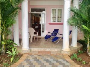 Fayruz Villa is a 3 bedroom, 3 bathroom detached house with AC and swimming pool 5 minutes walk from Flic en Flac public beach