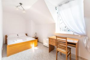 3-Bedroom Apartment Plac Neptuna by Renters