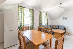 3-Bedroom Apartment Plac Neptuna by Renters