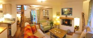 Romantic Quirky Cottage with private garden and parking