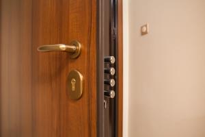 Pretty rooms with shared bathroom in Gold and Blue apartment in safe central area