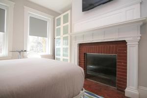 A Stylish Stay w a Queen Bed, Heated Floors.. #29