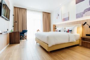 Standard, Guest room, 1 King, Resort view room in Courtyard by Marriott Sochi Krasnaya Polyana