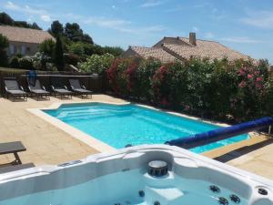 Villas Villa with air con heated pool bubble bath fenced garden and kids play equipment : photos des chambres