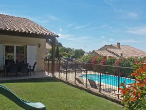 Villas Villa with air con heated pool bubble bath fenced garden and kids play equipment : photos des chambres