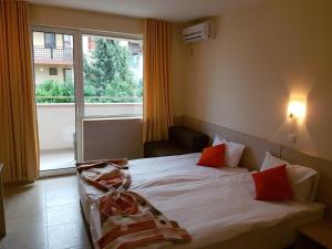 Double or Twin Room (2 Adults + 1 Child) room in Aparthotel Lucky Family