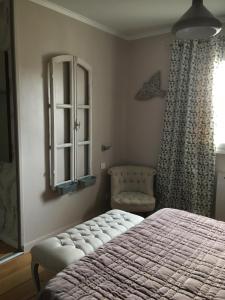 B&B / Chambres d'hotes B&B Les Hauts d'Ornans : Chambre Lit Queen-Size - Vue sur Jardin