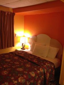 Queen Room room in Red Carpet Inn Niagara Falls