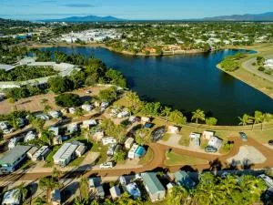 Townsville Lakes Holiday Park - 阿德金维尔