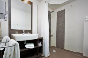 Hotels Forme-hotel & Spa Montpellier Sud-Est - Parc Expositions - Arena : Chambre Triple Familiale 2 Chambres (2 Adultes + 1 Enfant)