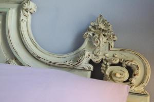 Zimmer mit Kingsize-Bett und Seeblick