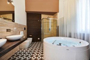 Zimmer mit Kingsize-Bett und Whirlpool