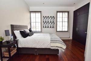 Derby 2 Bed Town House - Mins to University & City - Secure Parking