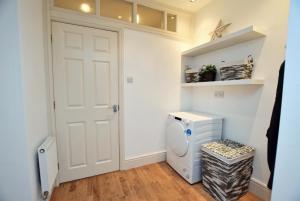 Derby 2 Bed Town House - Mins to University & City - Secure Parking