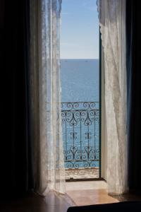 Camera Matrimoniale Deluxe con Balcone e Vista Mare