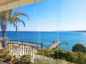 LUXURY APARTMENT FRONTAL TO THE SEA IN ESTEPONA DONCELLA BEACH