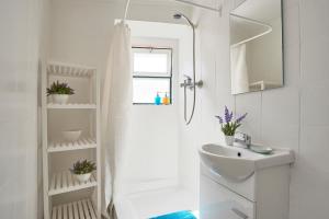 Alfama Light-Filled Apartment, By TimeCooler