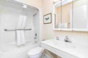 Deluxe King Studio Suite - Non-Smoking room in Days Inn & Suites by Wyndham Lake Okeechobee