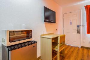 Double Room - Disability Access - Roll In Shower room in Motel 6-Bakersfield CA - Airport