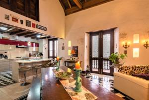 Casa San Pedro - Exclusive 3BR Colonial Apt in Centro Historico by Huespedia