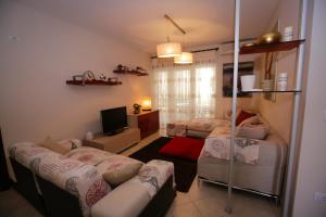 Pine-Tree Apt w Private Garden 50 m from the Sea