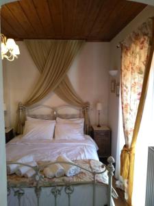 Deluxe Queen Suite room in Lousiou Nymfes