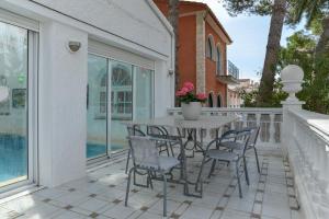 Villa Requesens on Canal