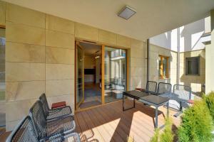 Subtelne i Stylowe Apartamenty Sun Seasons 24 w Karpaczu z Umeblowanym Balkonem by Noclegi Renters