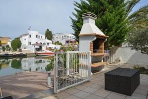 Villa Requesens on Canal