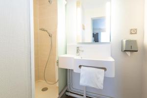 Hotels B&B HOTEL Laval Change : photos des chambres