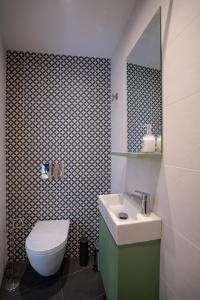 Modern 2bed 2bath loft in Acropolis area