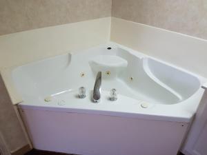 King Room with Spa Bath room in Swiss Village Inn