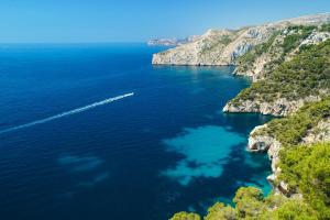 Villa Bombon by Aguilarent