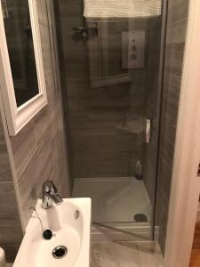 Abbey Wood Station six Bedroom Self Contained House