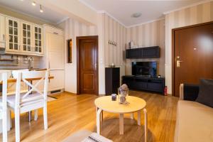 F & B Collection - Rotunda & Kamara View