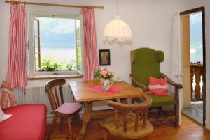 Triple Room with Lake View room in Bräugasthof Hallstatt