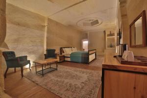 King Suite room in Taru Cave Suites
