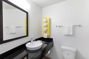Queen Room - Non-Smoking room in Motel 6 Austin Airport