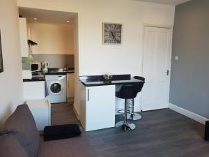 Stylish City Apartment - Near Haymarket, Walk to Castle and Princes Street