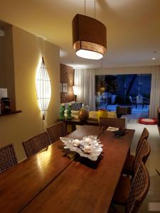 Casa alto padrão na Ferradura em condomínio com piscina privativa