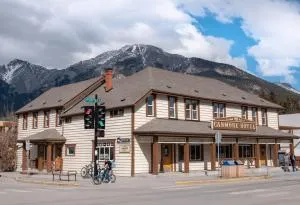 PARTY HOSTEL - The Canmore Hotel Hostel - Banff