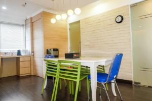 Spacious 1BR for 5 Pax at Maple Park Sunter Apartment By Travelio