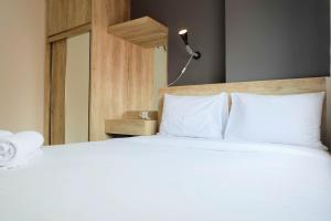 Modern and Bright 2BR Green Pramuka Apartment By Travelio