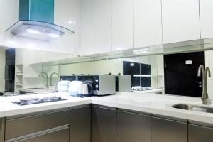 New Homey 2BR Brooklyn Alam Sutera Apartment By Travelio