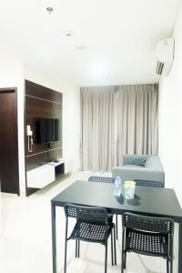 New Homey 2BR Brooklyn Alam Sutera Apartment By Travelio