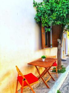 Romantic maisonette in the heart of Pythagoreio LH door