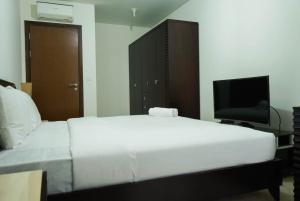 2BR with Study Room at LAvenue Apartment By Travelio