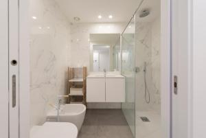 LovelyStay - Downtown Balcony Apartment with Free Parking