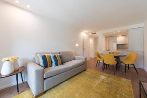 LovelyStay - Downtown Balcony Apartment with Free Parking