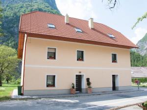 Apartments and rooms Nataša 1 